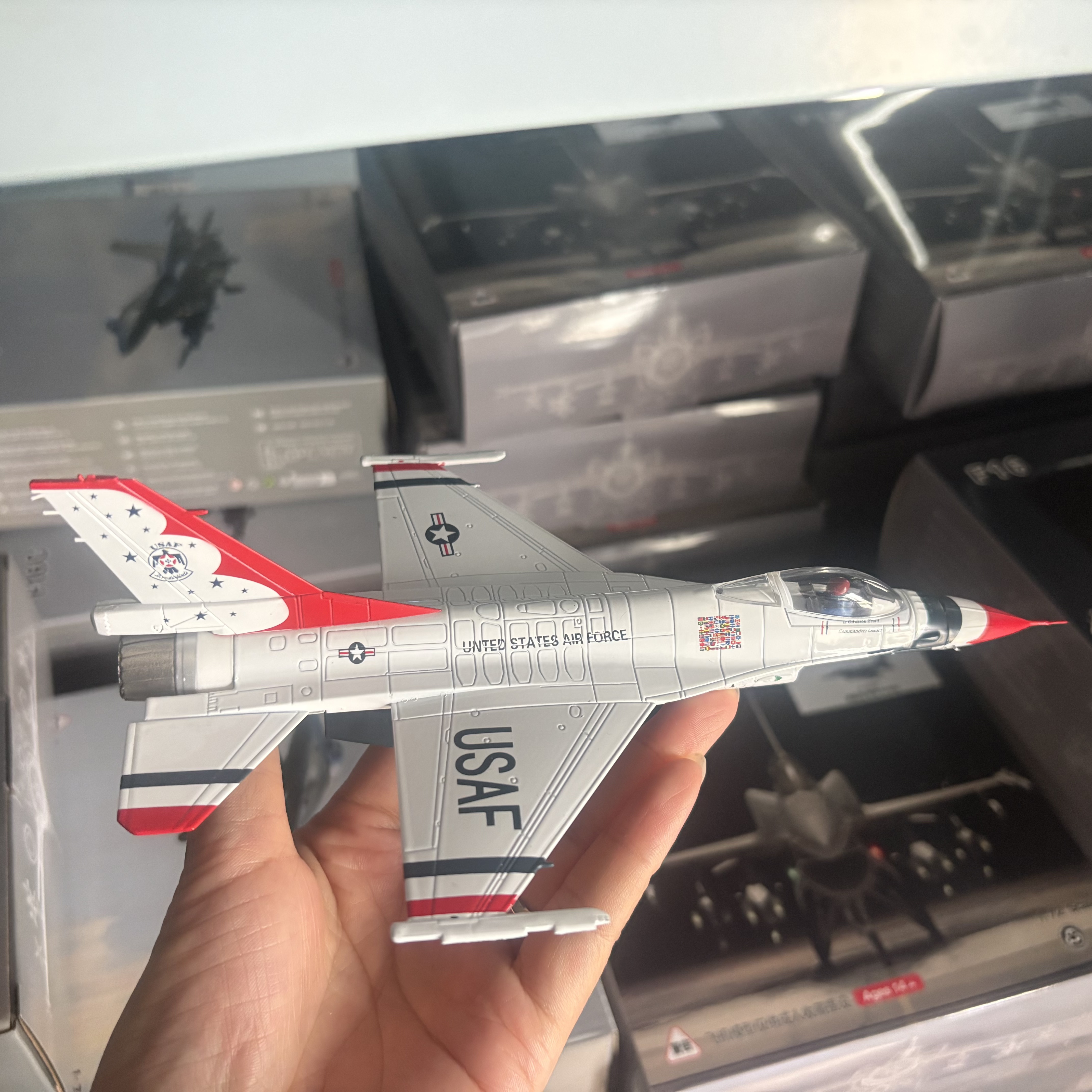 1/72 Scale U.S. Air Force F-16 - مراجعة Model Kit F16 وسعره