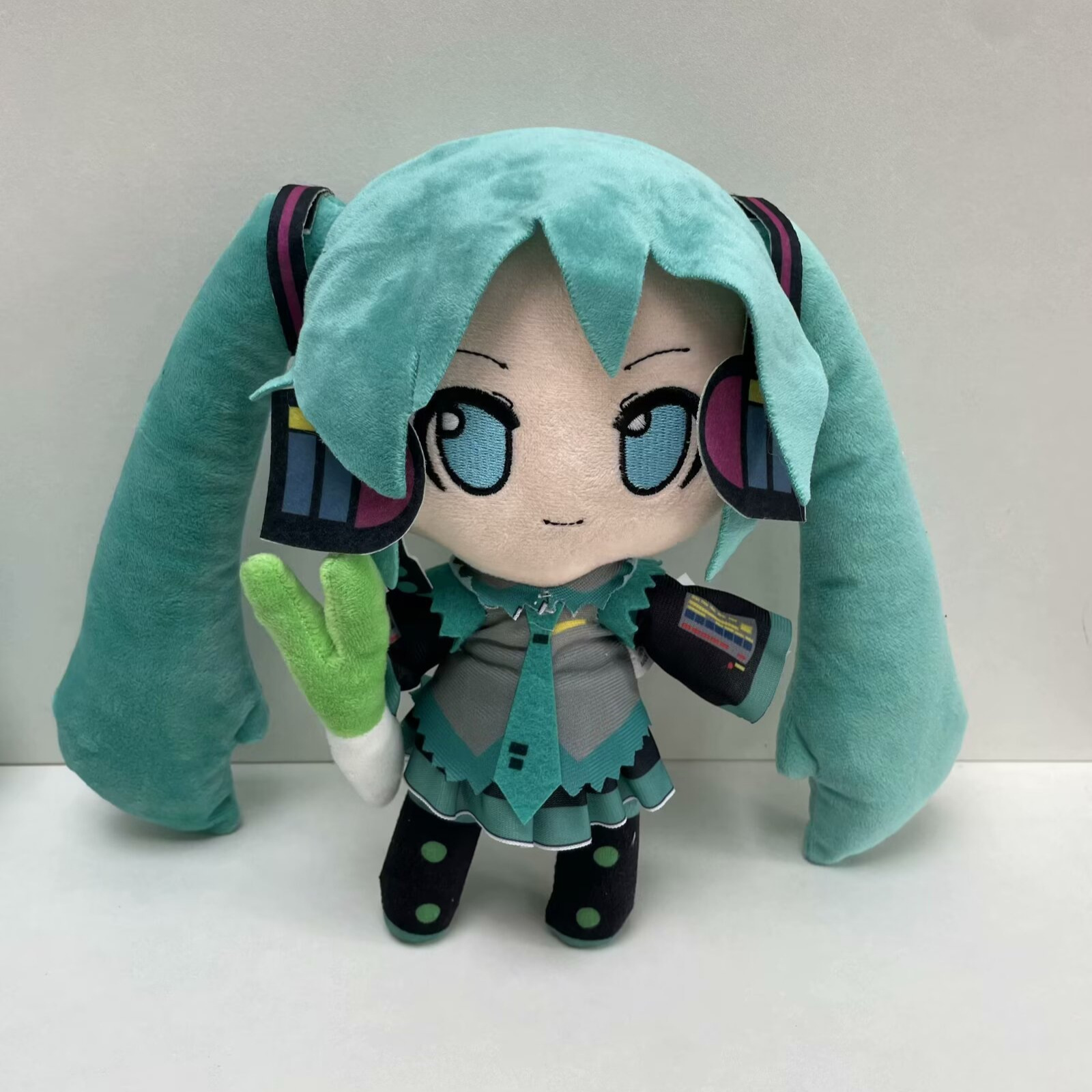 Hatsune Miku Plush Doll with L - مراجعة Model Kit Hatsune Miku وسعره