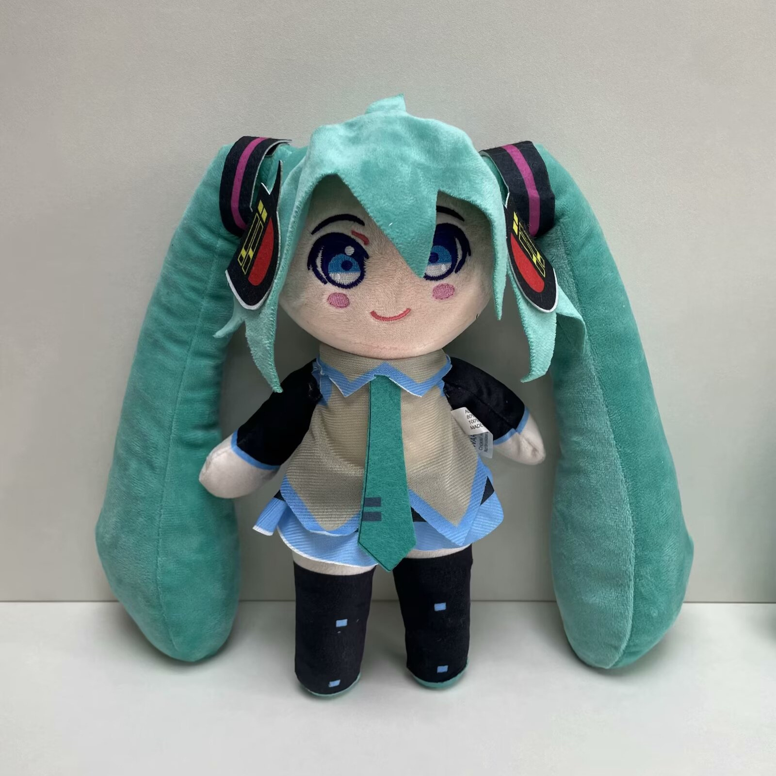 Hatsune Miku Plush Doll with L - مراجعة Model Kit Hatsune Miku وسعره