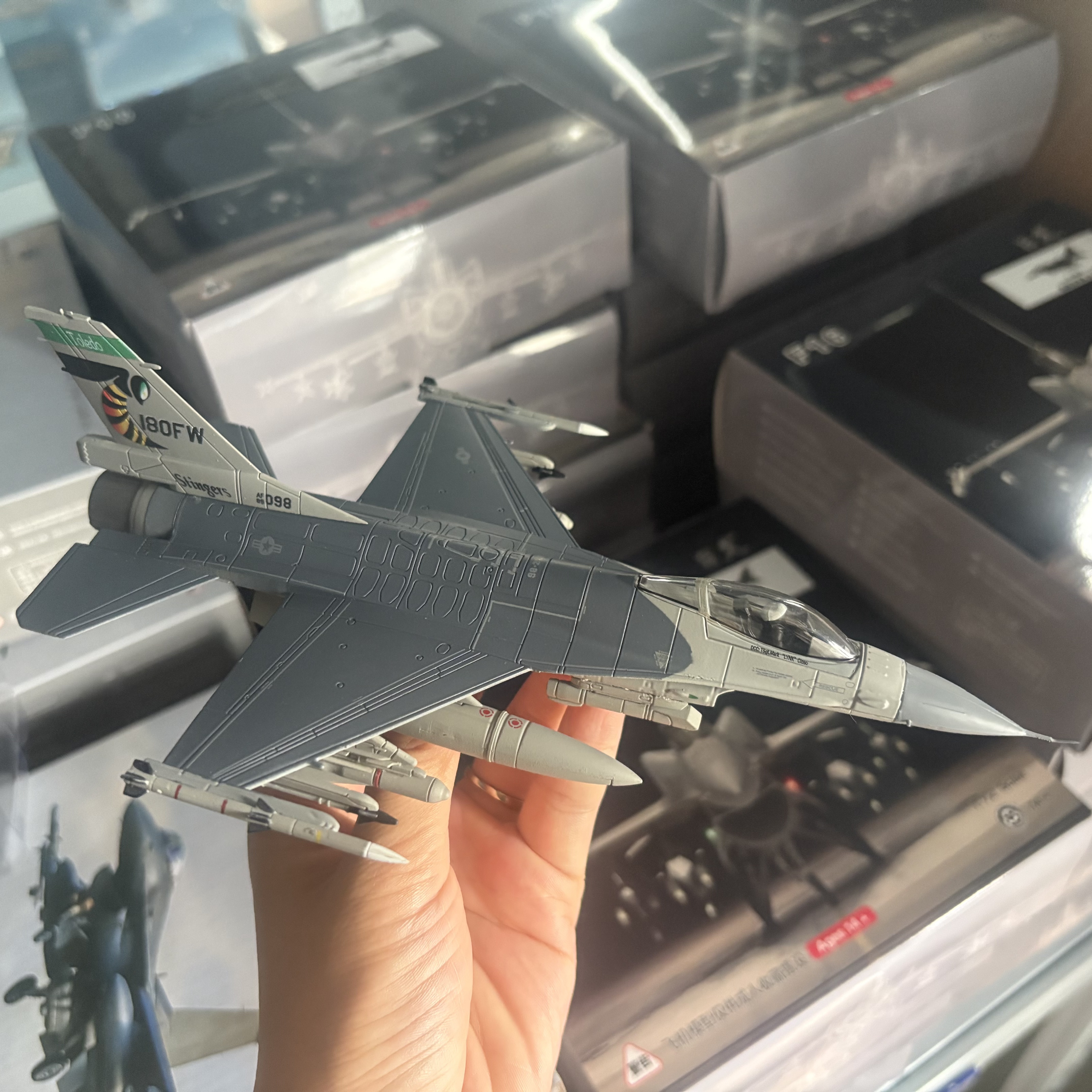 1/72 Scale U.S. Air Force F-16 - مراجعة Model Kit F16 وسعره