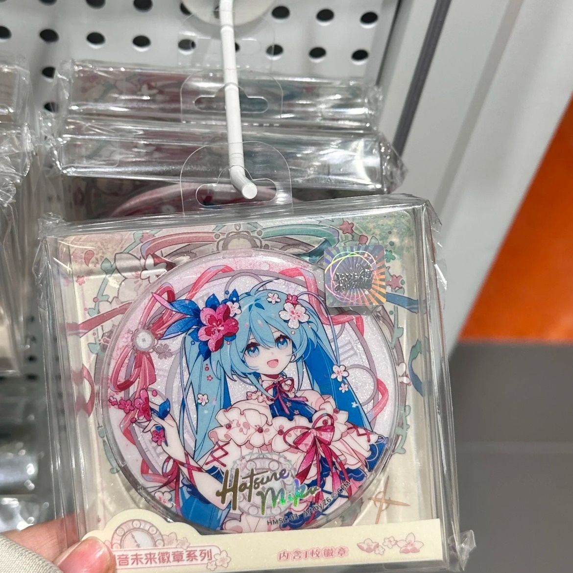 Miku Hatsune Figure Badge Anim - مراجعة Model Kit Hatsune Miku وسعره