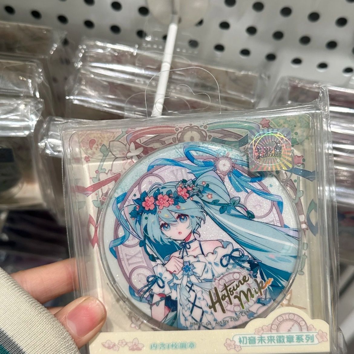 Miku Hatsune Figure Badge Anim - مراجعة Model Kit Hatsune Miku وسعره